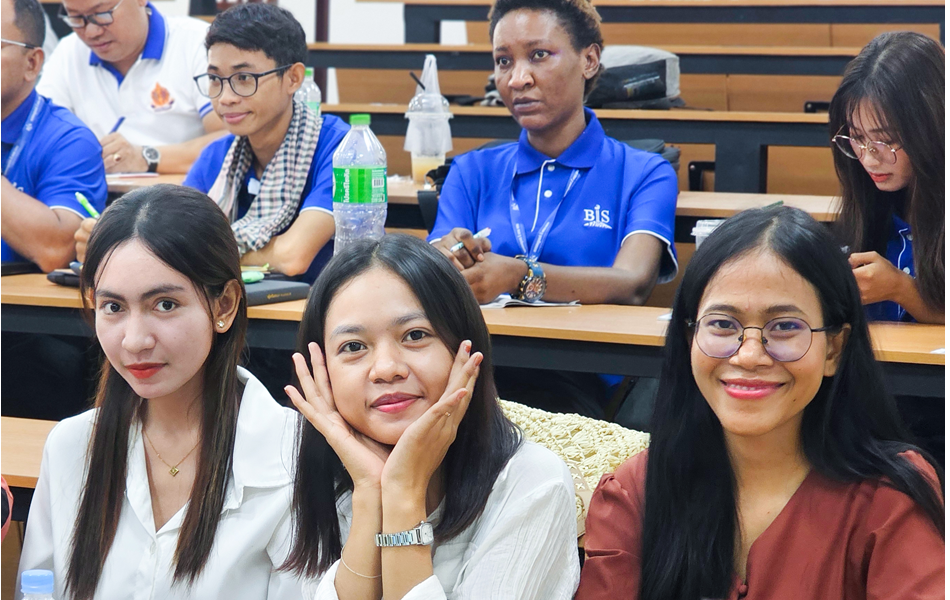 សិក្ខាសាលាមួយស្តីពីការបណ្តុះបណ្តាលគ្រូបង្រៀនកម្រិតបឋមសិក្សា នៅវិទ្យាស្ថានគរុកោសល្យបាត់ដំបង